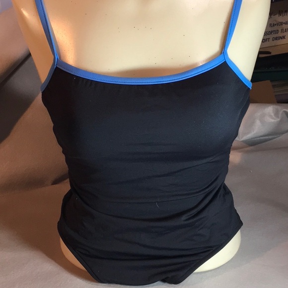 Swimsuit Size 8 Island Escape EUC One piece - Picture 1 of 5